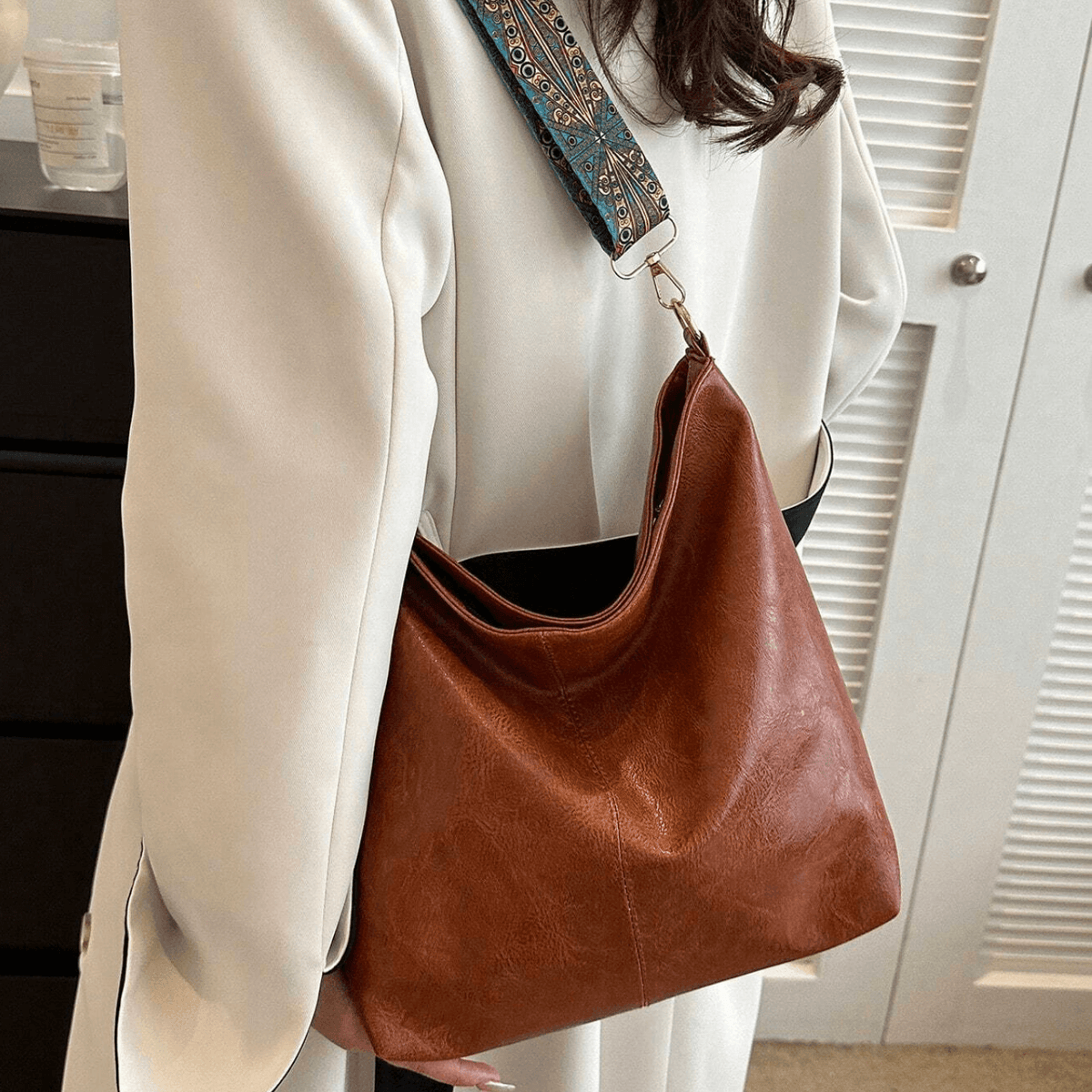 Isabella Shoulder Bag, worn on the shoulder, photo 2